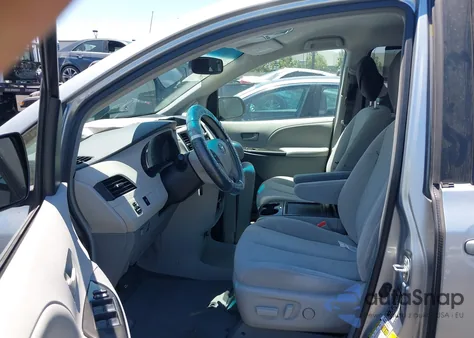 2014 Toyota Sienna Le z USA, uszkodzony, nr VIN 5TDKK3DC8ES467759